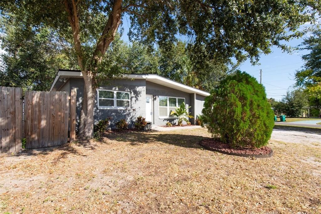 Active With Contract: $299,000 (3 beds, 1 baths, 928 Square Feet)