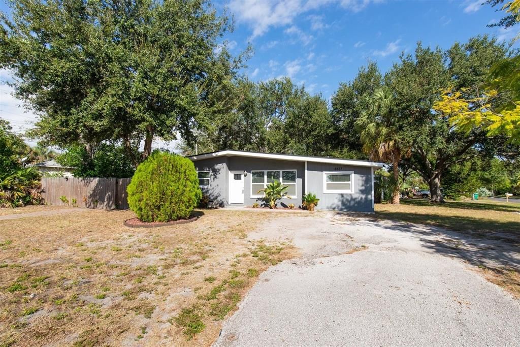 Active With Contract: $299,000 (3 beds, 1 baths, 928 Square Feet)