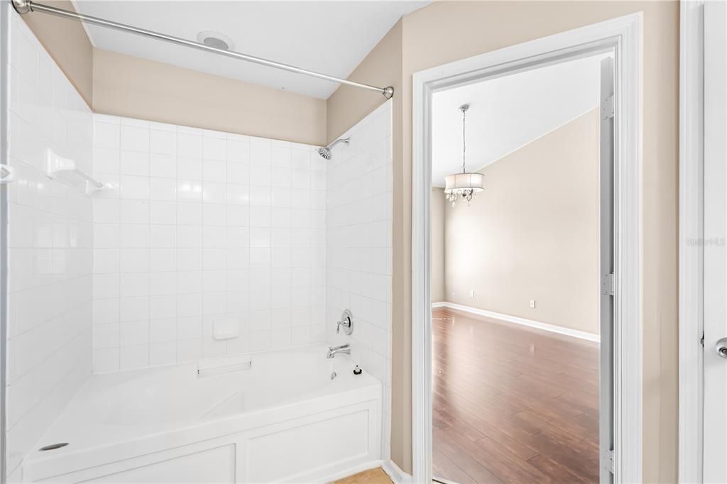 合同活跃: $2,300 (3 贝兹, 2 浴室, 1625 平方英尺)