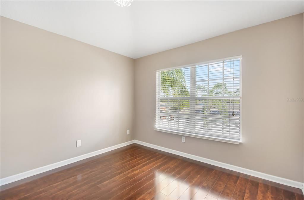 合同活跃: $2,300 (3 贝兹, 2 浴室, 1625 平方英尺)