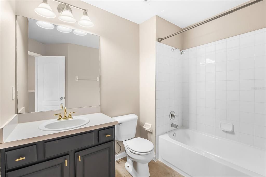 合同活跃: $2,300 (3 贝兹, 2 浴室, 1625 平方英尺)