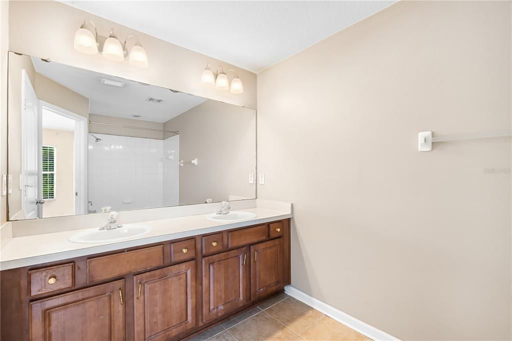 合同活跃: $2,300 (3 贝兹, 2 浴室, 1625 平方英尺)