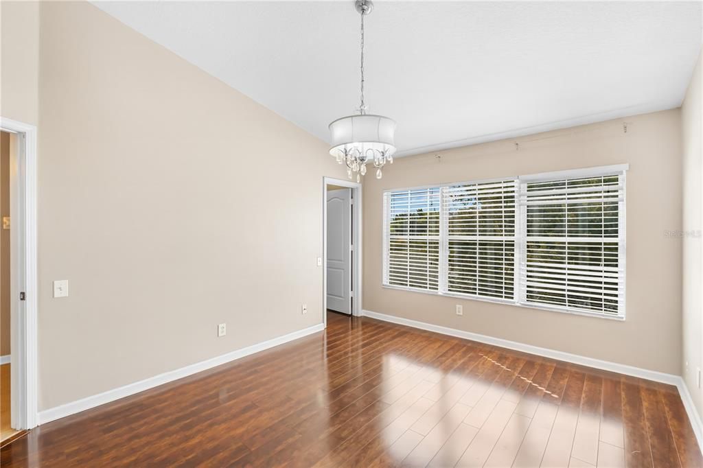 合同活跃: $2,300 (3 贝兹, 2 浴室, 1625 平方英尺)