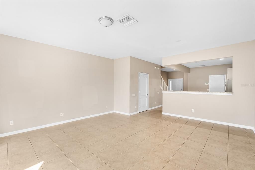 合同活跃: $2,300 (3 贝兹, 2 浴室, 1625 平方英尺)