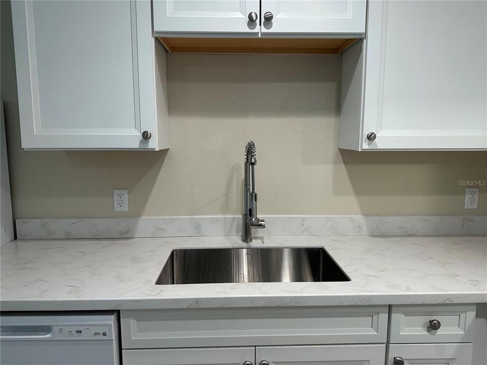 出租: $1,800 (3 贝兹, 1 浴室, 1156 平方英尺)