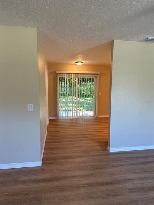 出租: $1,800 (3 贝兹, 1 浴室, 1156 平方英尺)