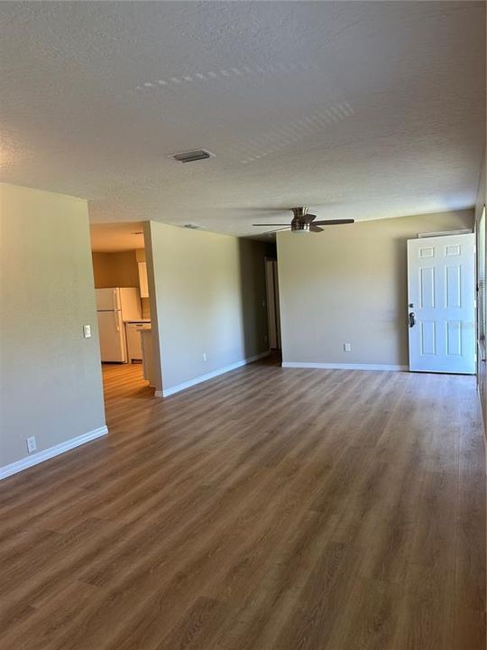 出租: $1,800 (3 贝兹, 1 浴室, 1156 平方英尺)