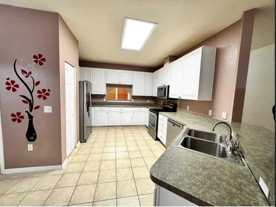 For Rent: $2,595 (4 beds, 2 baths, 2369 Square Feet)