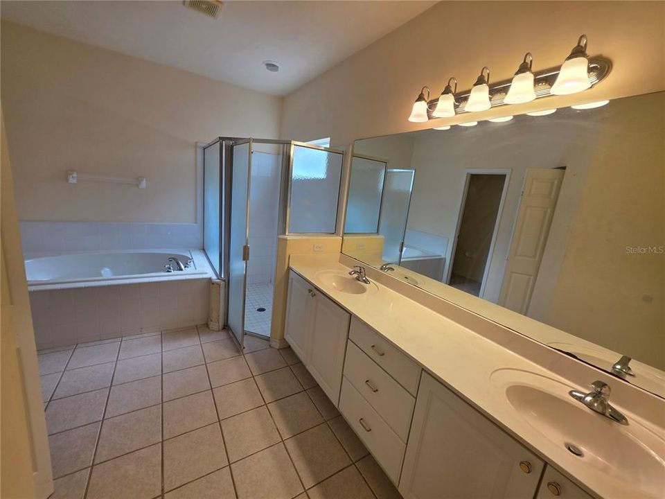 For Rent: $2,595 (4 beds, 2 baths, 2369 Square Feet)