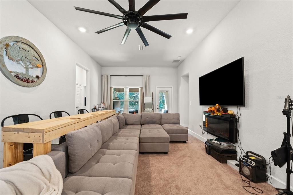 待售: $310,000 (4 贝兹, 2 浴室, 1826 平方英尺)