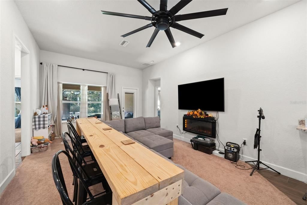 待售: $310,000 (4 贝兹, 2 浴室, 1826 平方英尺)