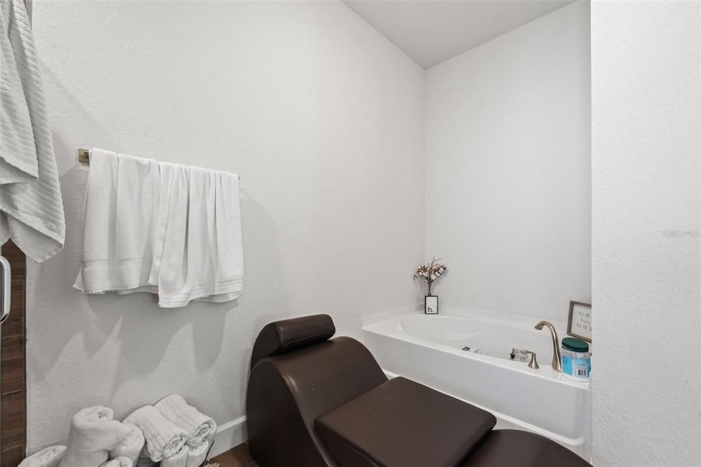 待售: $310,000 (4 贝兹, 2 浴室, 1826 平方英尺)