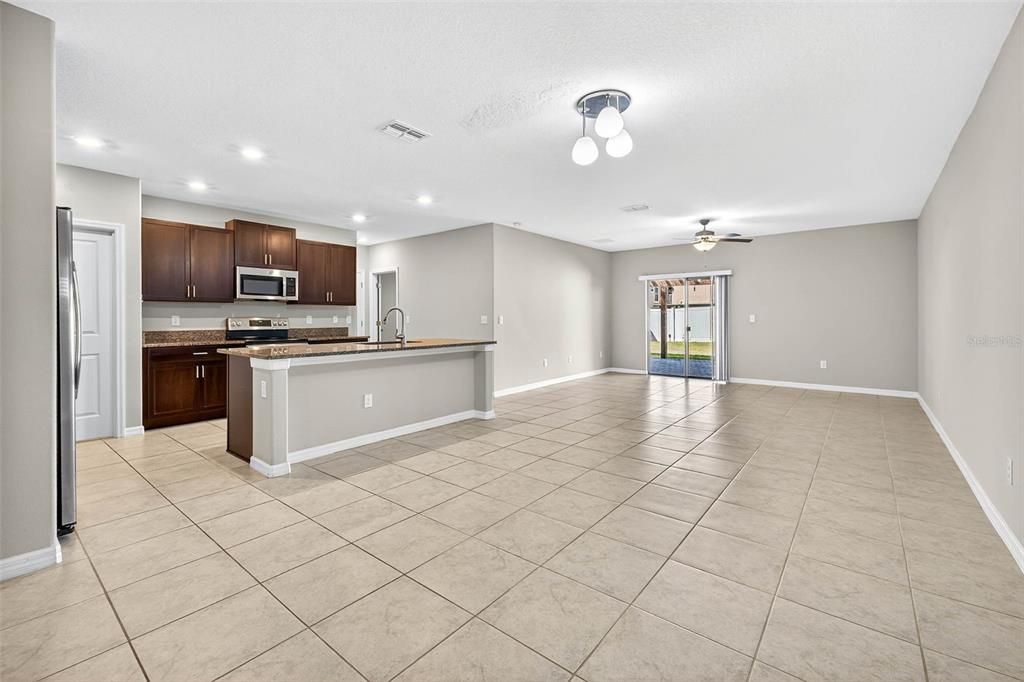 Под контрактом: $399,000 (6 спален, 3 ванн, 2614 Квадратных фут)