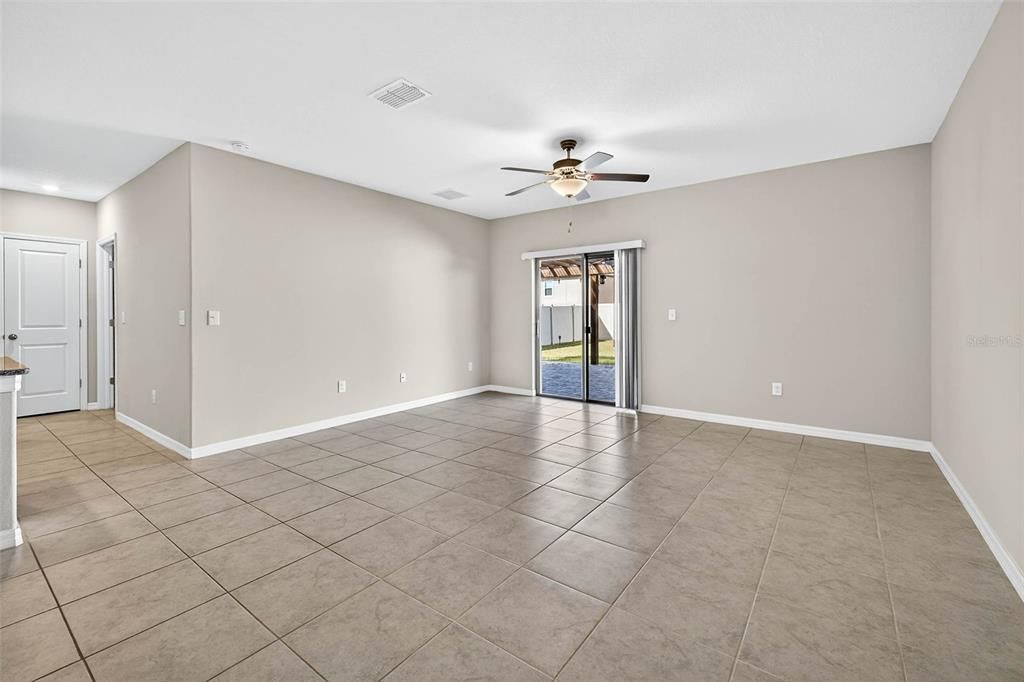 Под контрактом: $399,000 (6 спален, 3 ванн, 2614 Квадратных фут)