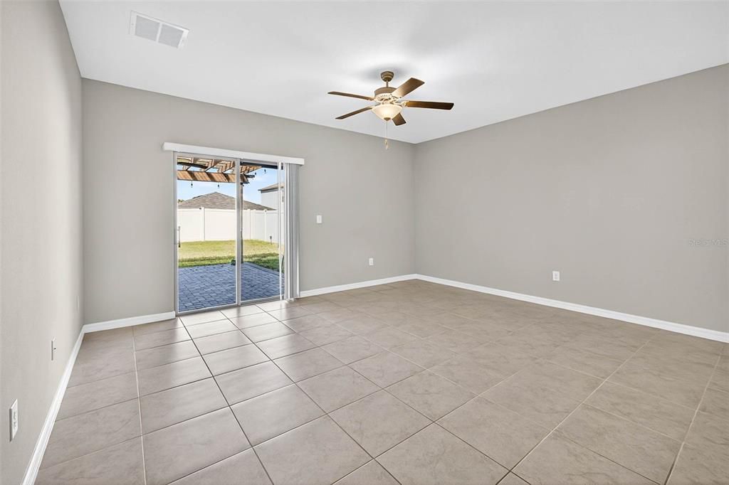 Под контрактом: $399,000 (6 спален, 3 ванн, 2614 Квадратных фут)