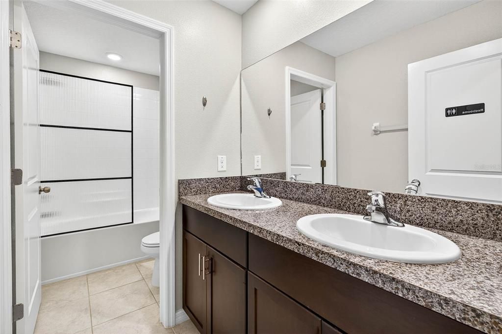 Под контрактом: $399,000 (6 спален, 3 ванн, 2614 Квадратных фут)