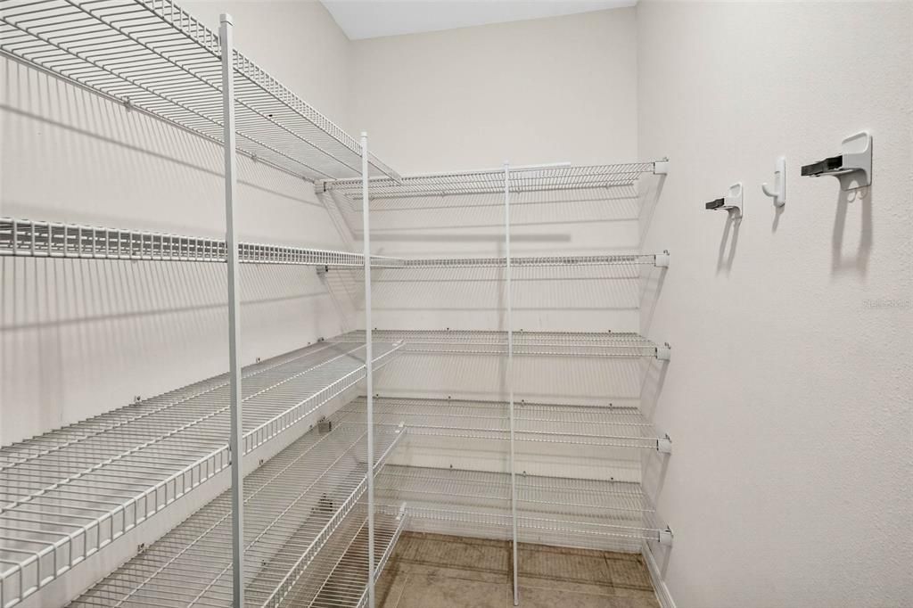 Под контрактом: $399,000 (6 спален, 3 ванн, 2614 Квадратных фут)