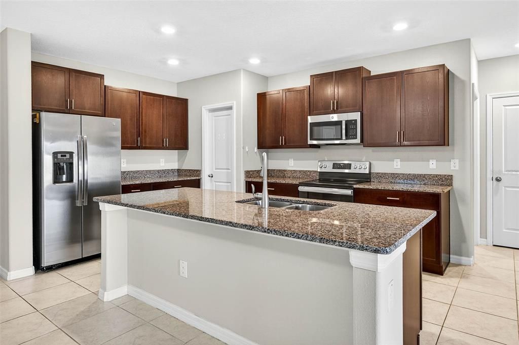 Под контрактом: $399,000 (6 спален, 3 ванн, 2614 Квадратных фут)