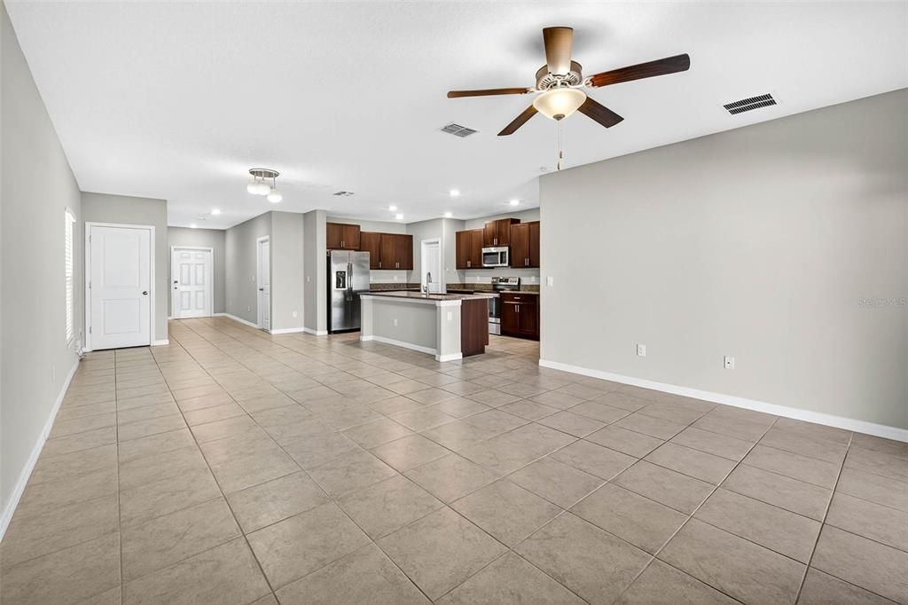 Под контрактом: $399,000 (6 спален, 3 ванн, 2614 Квадратных фут)