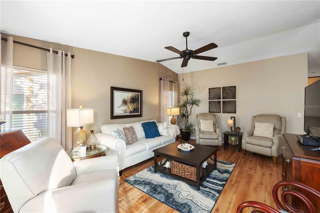 For Sale: $235,000 (2 beds, 2 baths, 1291 Square Feet)