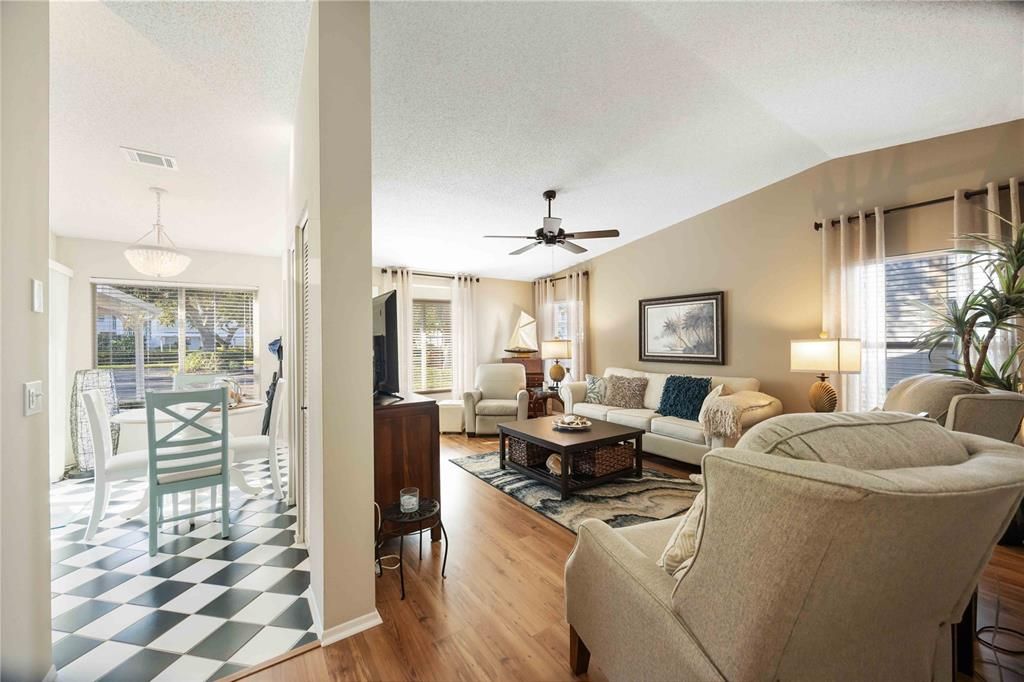 For Sale: $235,000 (2 beds, 2 baths, 1291 Square Feet)