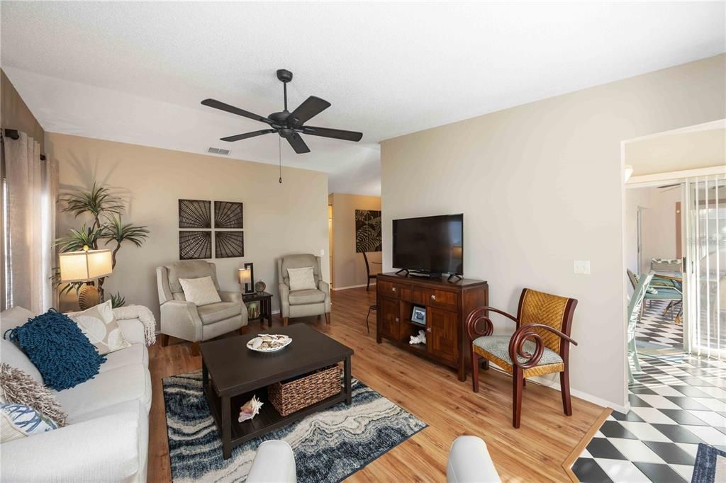 For Sale: $235,000 (2 beds, 2 baths, 1291 Square Feet)