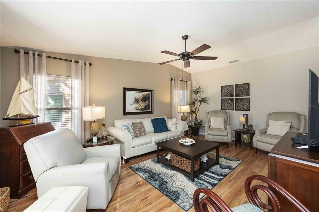 For Sale: $235,000 (2 beds, 2 baths, 1291 Square Feet)