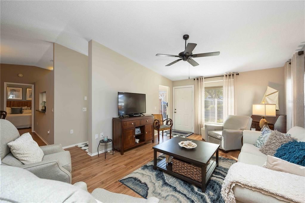 For Sale: $235,000 (2 beds, 2 baths, 1291 Square Feet)