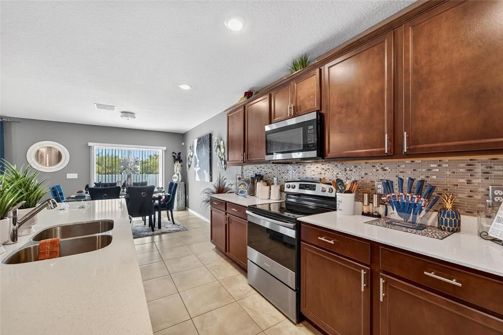 For Sale: $400,000 (4 beds, 2 baths, 2890 Square Feet)