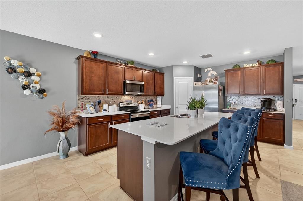 For Sale: $400,000 (4 beds, 2 baths, 2890 Square Feet)