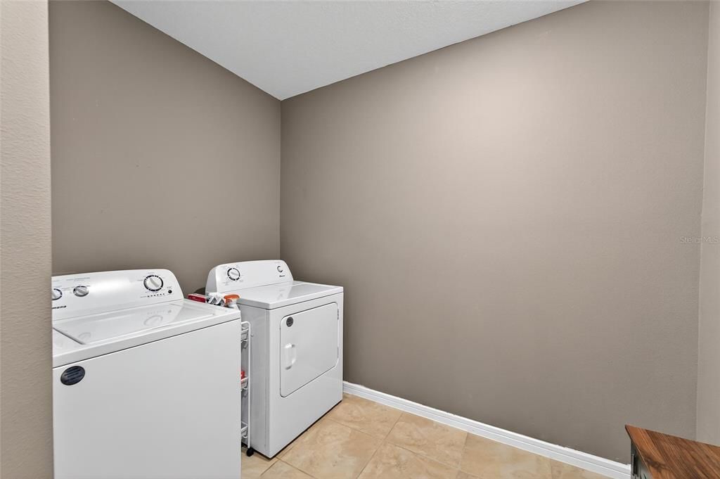 For Sale: $400,000 (4 beds, 2 baths, 2890 Square Feet)