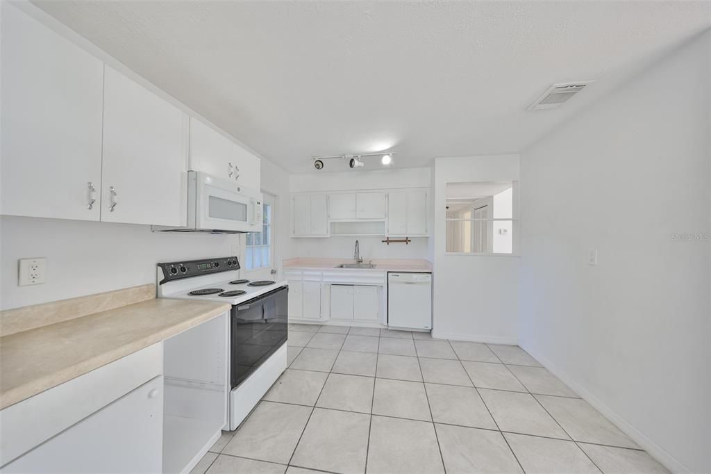 出租: $1,825 (2 贝兹, 1 浴室, 768 平方英尺)