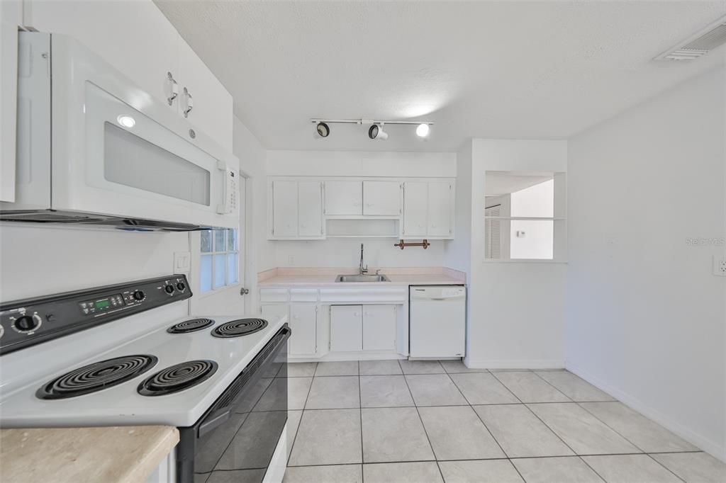 出租: $1,825 (2 贝兹, 1 浴室, 768 平方英尺)