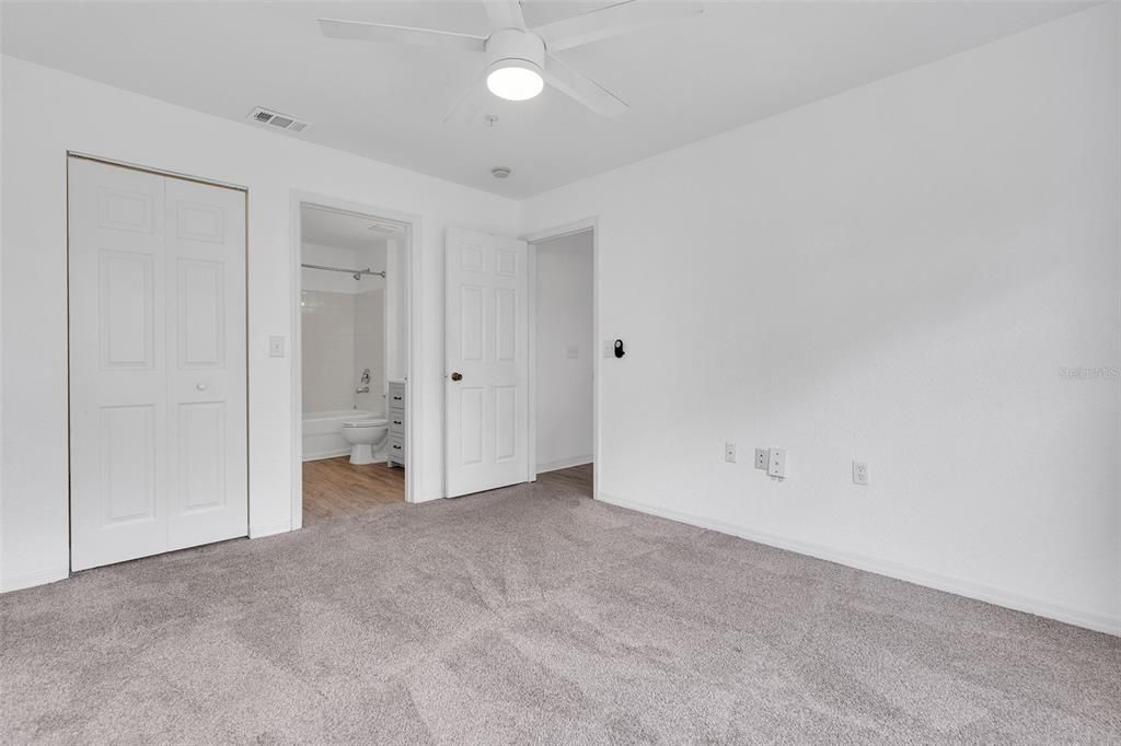 Active With Contract: $1,600 (2 beds, 2 baths, 1080 Square Feet)