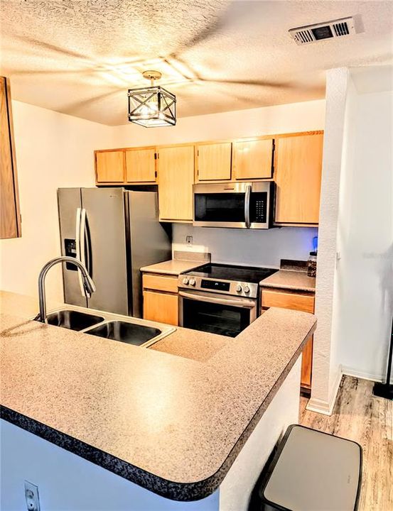 Active With Contract: $1,600 (2 beds, 2 baths, 1080 Square Feet)