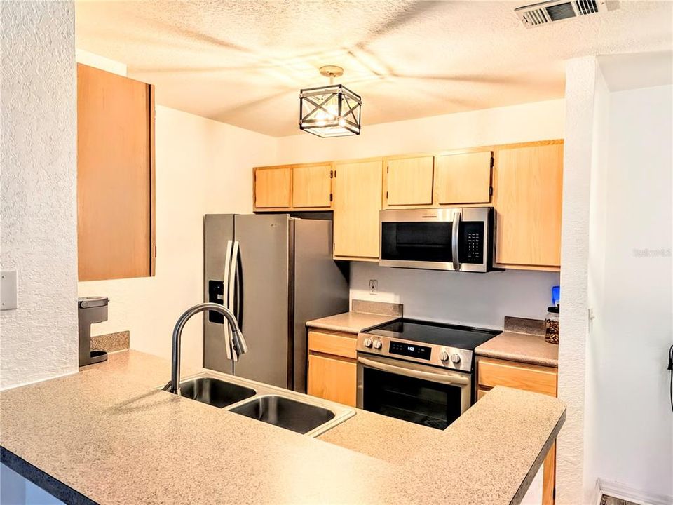 Active With Contract: $1,600 (2 beds, 2 baths, 1080 Square Feet)