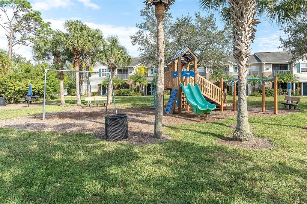 Active With Contract: $1,600 (2 beds, 2 baths, 1080 Square Feet)