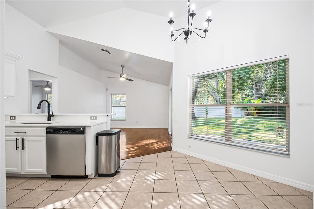 На продажу: $419,990 (3 спален, 2 ванн, 1718 Квадратных фут)