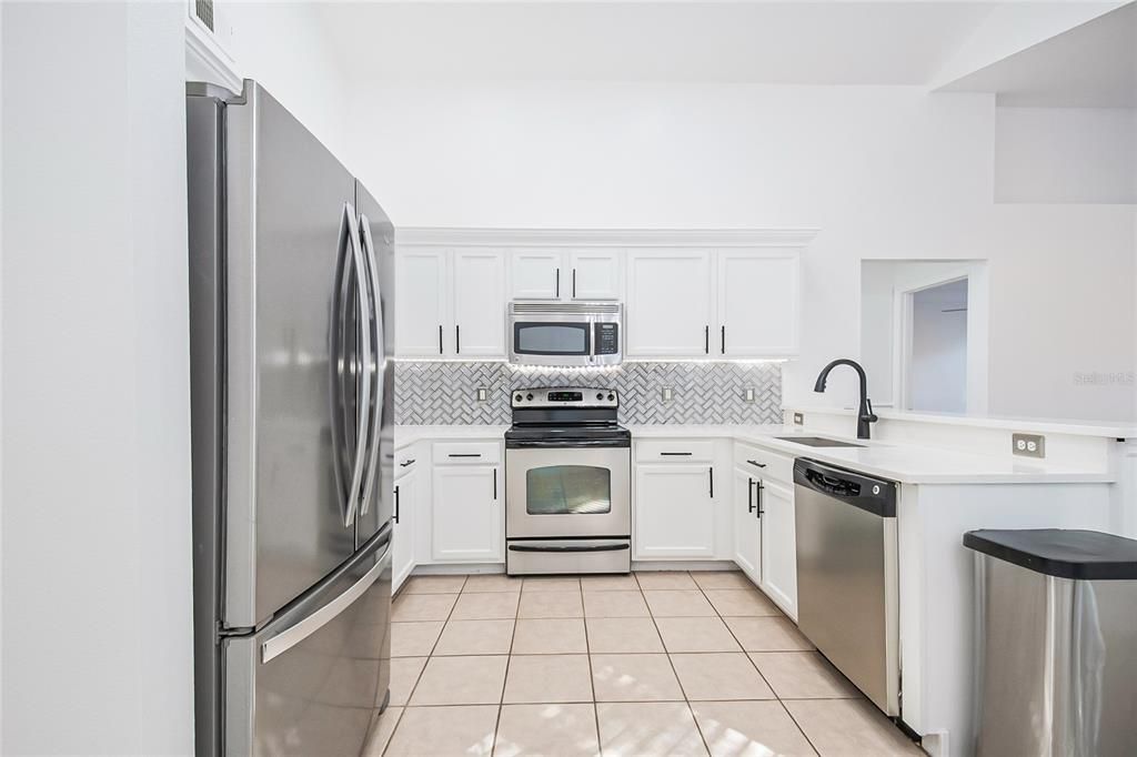 На продажу: $419,990 (3 спален, 2 ванн, 1718 Квадратных фут)