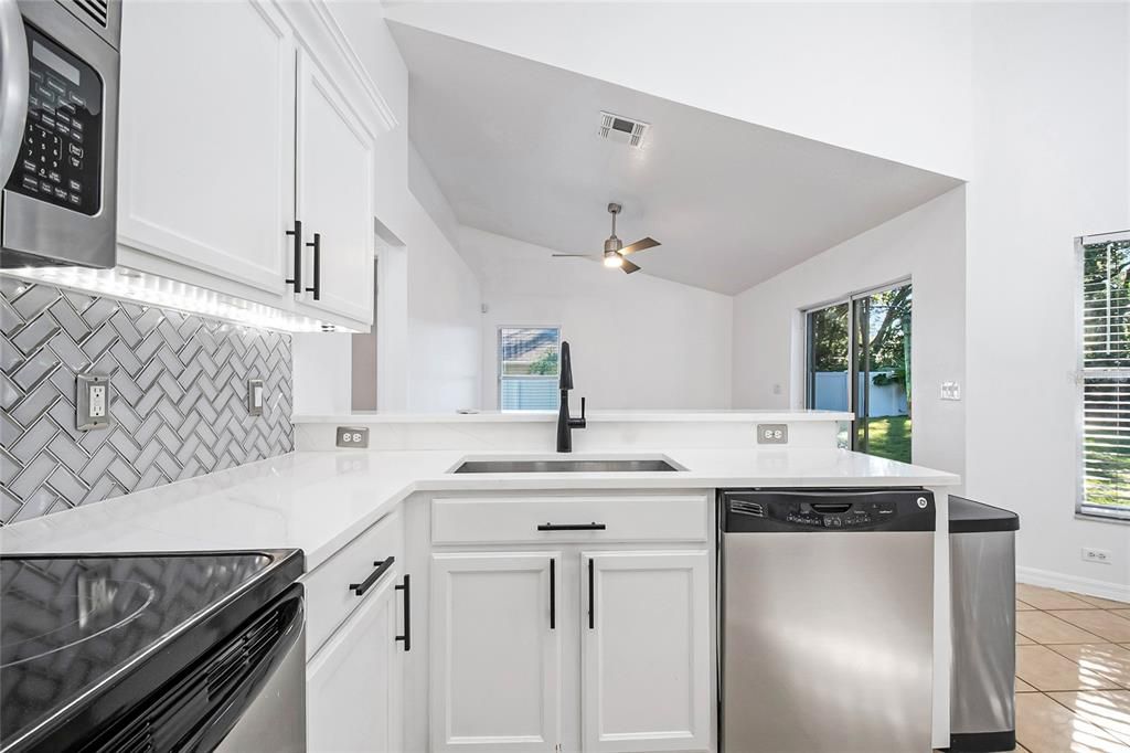 На продажу: $419,990 (3 спален, 2 ванн, 1718 Квадратных фут)