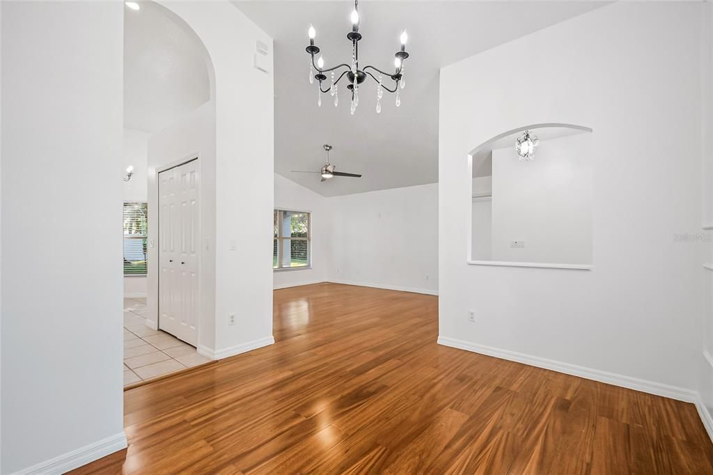 На продажу: $419,990 (3 спален, 2 ванн, 1718 Квадратных фут)