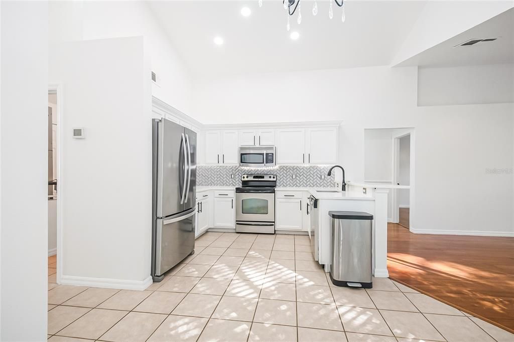 На продажу: $419,990 (3 спален, 2 ванн, 1718 Квадратных фут)