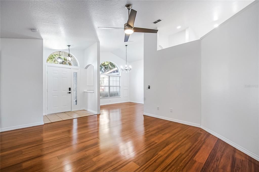 На продажу: $419,990 (3 спален, 2 ванн, 1718 Квадратных фут)