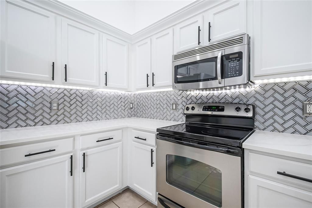 На продажу: $419,990 (3 спален, 2 ванн, 1718 Квадратных фут)