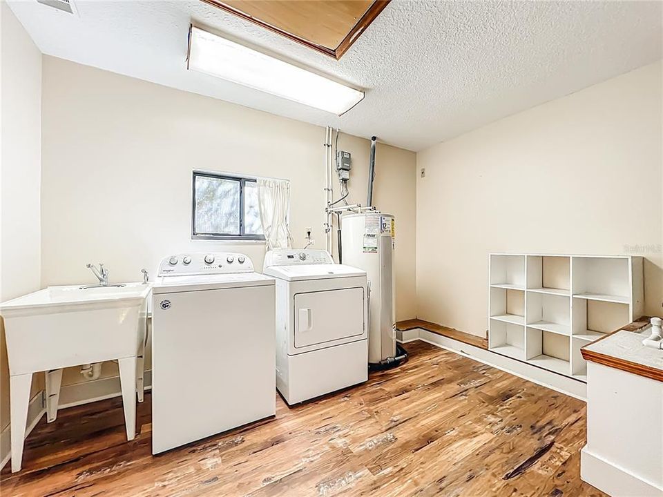 For Sale: $530,000 (4 beds, 2 baths, 2481 Square Feet)