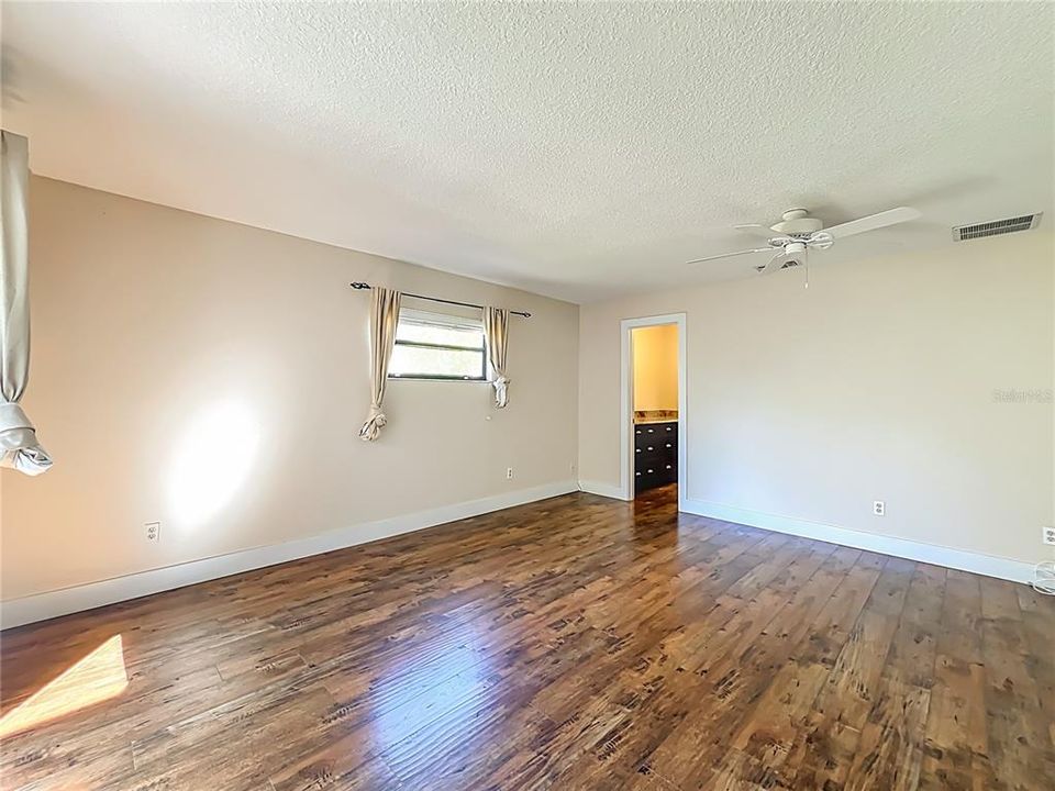 For Sale: $530,000 (4 beds, 2 baths, 2481 Square Feet)