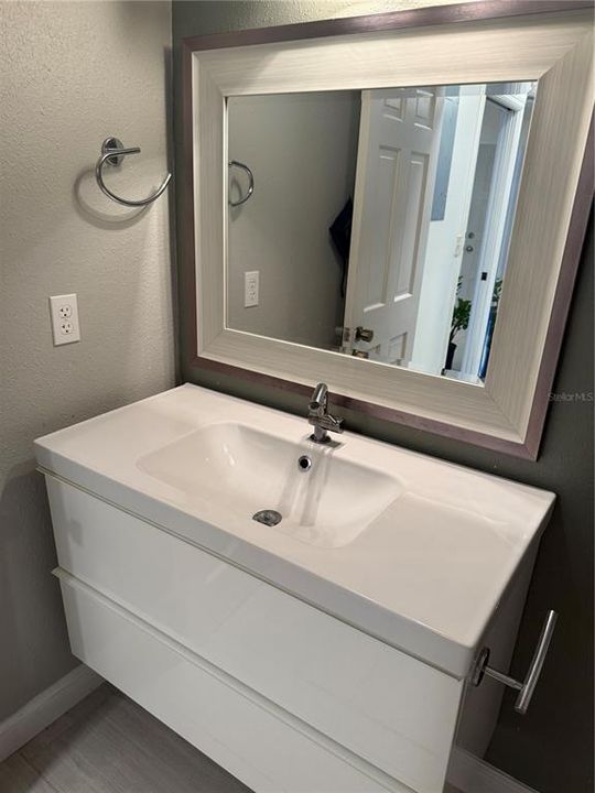 待售: $199,999 (2 贝兹, 2 浴室, 974 平方英尺)