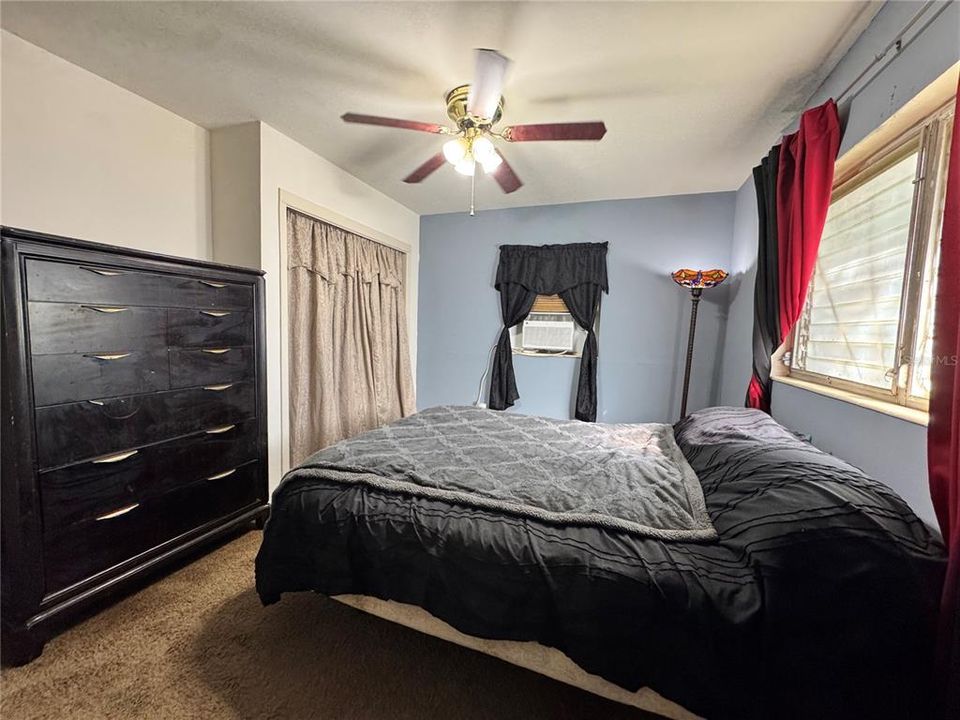 合同活跃: $165,000 (2 贝兹, 1 浴室, 896 平方英尺)