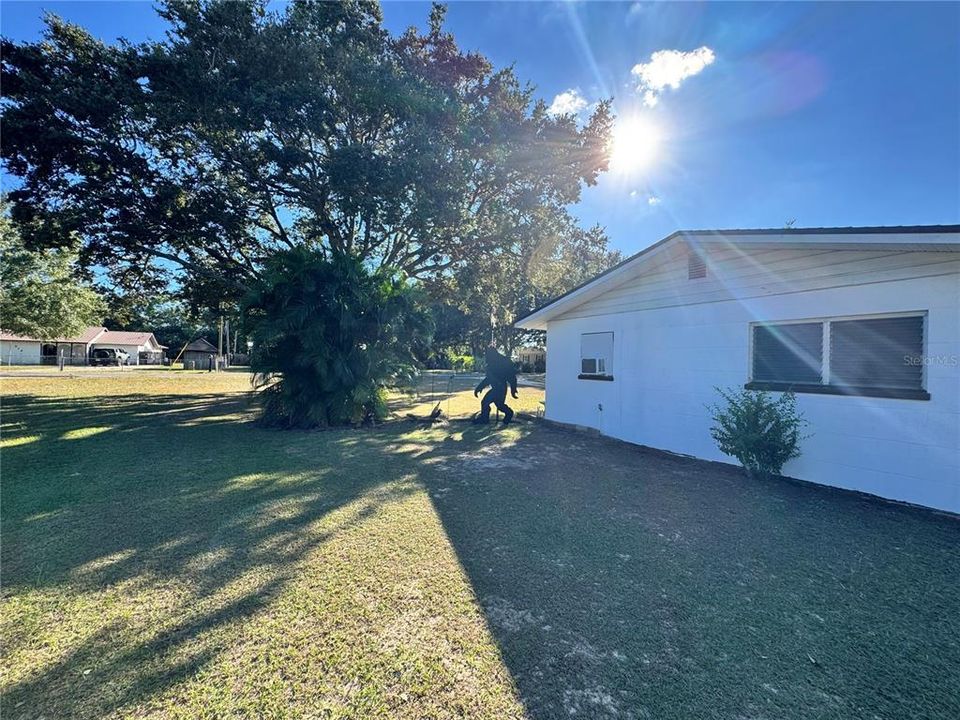 合同活跃: $165,000 (2 贝兹, 1 浴室, 896 平方英尺)