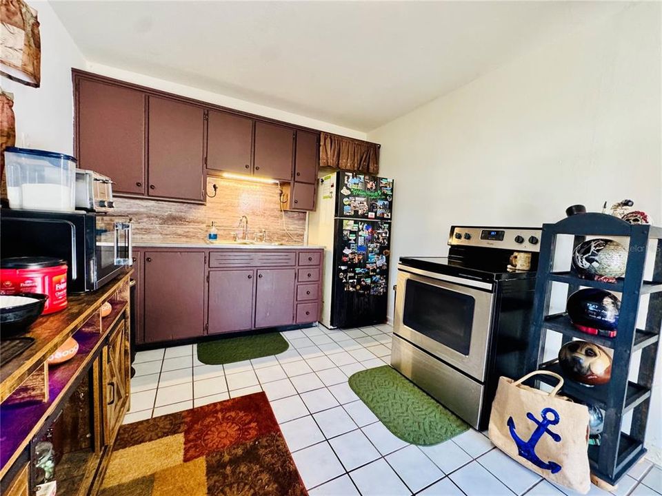 合同活跃: $165,000 (2 贝兹, 1 浴室, 896 平方英尺)